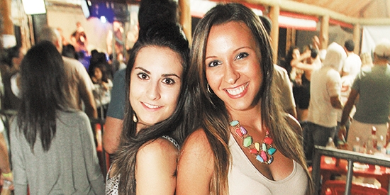 Débora Pacheco e Letícia Bortoloti em festa animada no final de semana